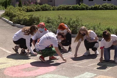 В Самаре в честь врачей появилась огромная открытка на асфальте