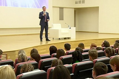 Диалог на равных провёл Дмитрий Азаров с активными школьниками Самарской области