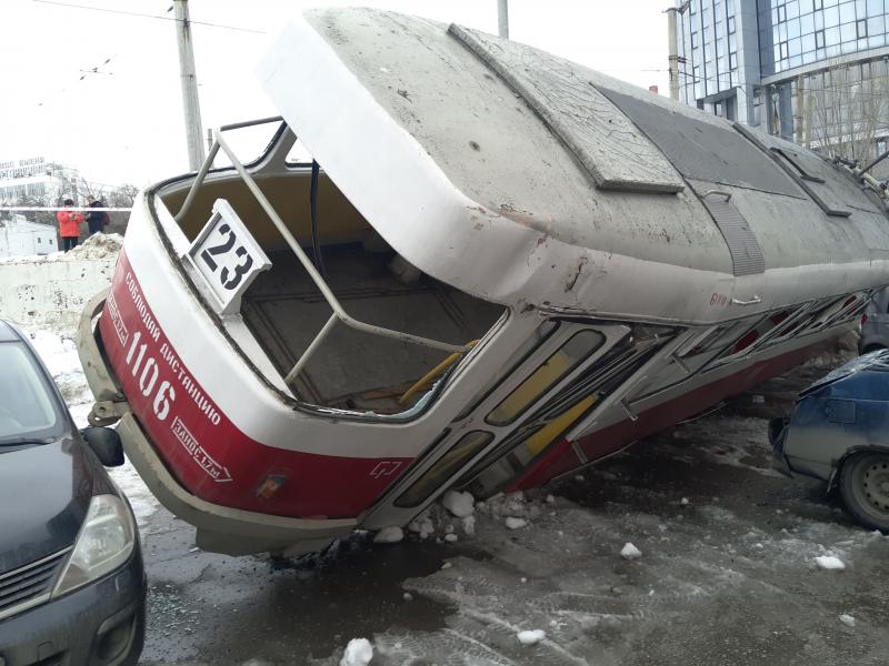 В Самаре у ТЦ "Апельсин" трамвай перевернулся и раздавил машины