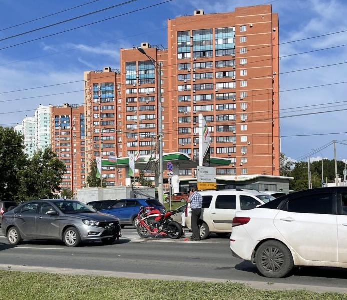 В Самаре 1 июля на Московском шоссе мотоциклист на светофоре въехал в "Ларгус"