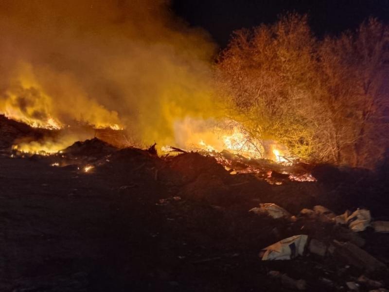 Пожарные всю ночь сражались с огнем в Октябрьске