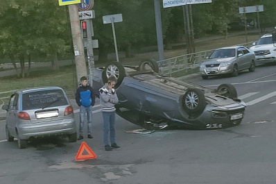 В Самаре в ДТП перевернулась легковушка
