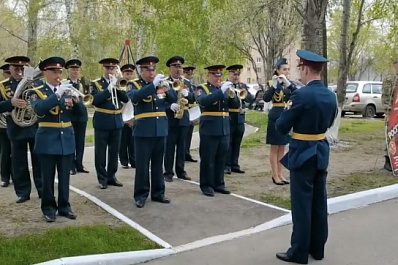 Оркестр Росгвардии поздравил тольяттинских ветеранов с Великой Победой