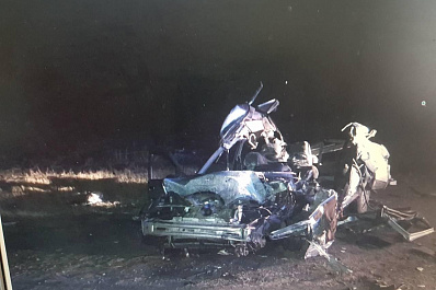 Легковушка поочередно врезалась в две встречные фуры на трассе под Самарой