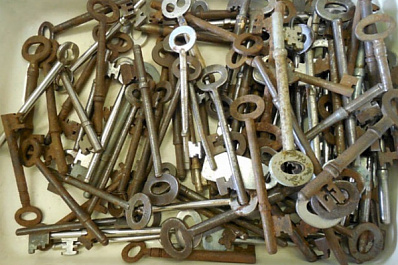 В Самаре мужчина пытается открыть двери с помощью отмычек