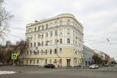 В Самаре судебные приставы обязали убрать козырек и надпись с исторического здания