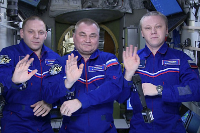 Россиянок с 8 Марта поздравили космонавты с борта МКС