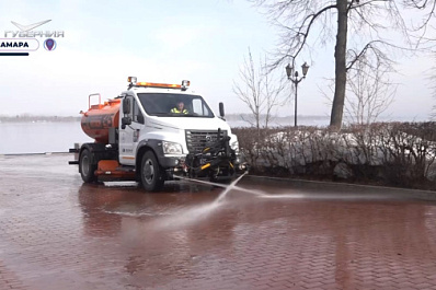 Коммунальщики приводят в порядок самарскую набережную после зимы
