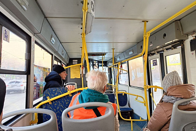 В центре Самары два автобуса пустили в объезд из-за возможного повреждения водопровода