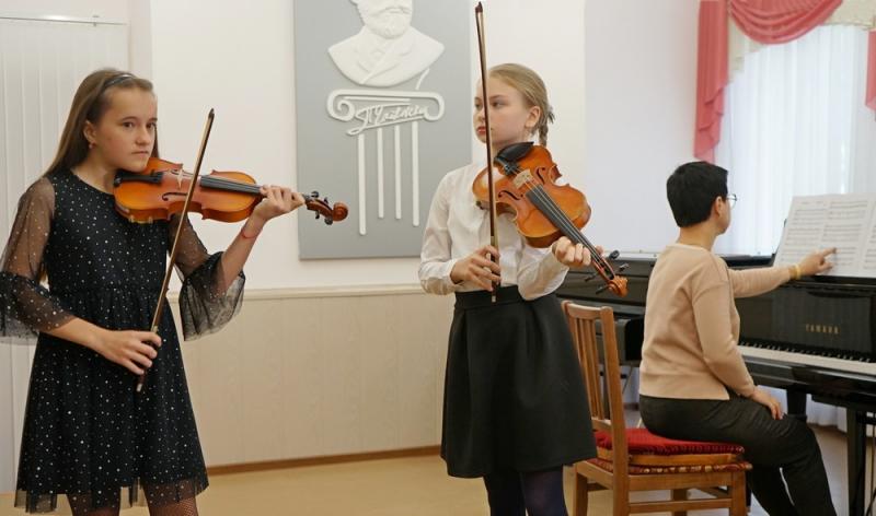 Самарские нефтепереработчики подарили новые инструменты детской музыкальной школе