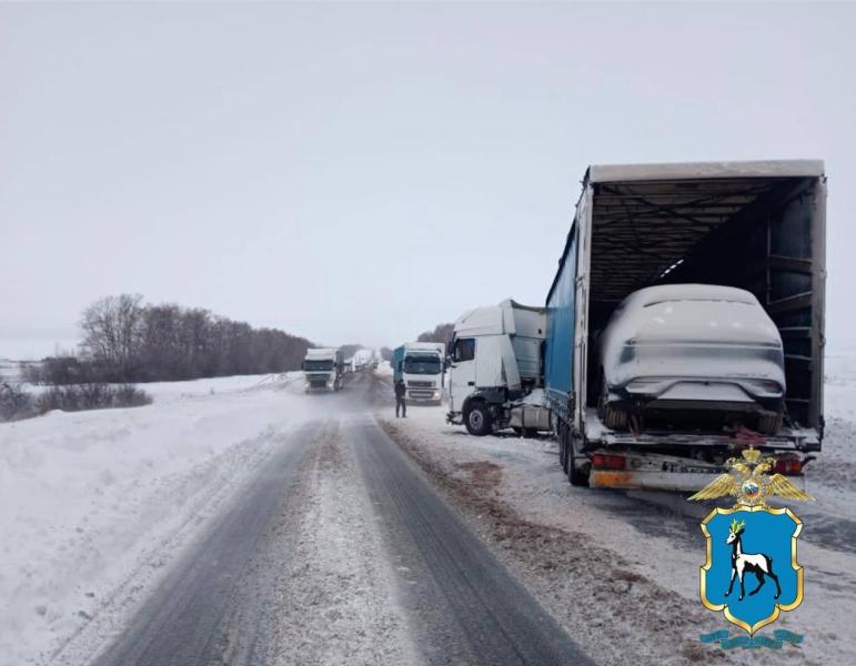 Не довез автомобиль: в Самарской области грузовик с полуприцепом снес ограждение