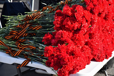 Дмитрий Азаров встретился с ветеранами и тружениками тыла на приеме после парада Победы