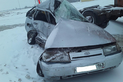 В Самарской области грузовик на скорости снес легковушку