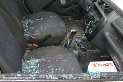 В Тольятти 20-летняя девушка выбила окно автомобиля и украла вещи