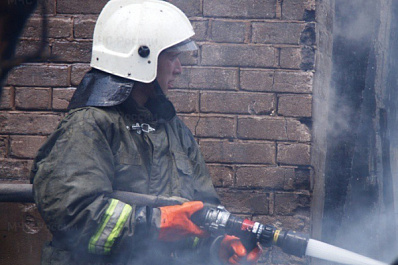 В Тольятти пожар на территории неработающего завода "Фосфор" тушили несколько часов