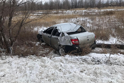 Гранта вылетела с дороги в Самарской области и перевернулась