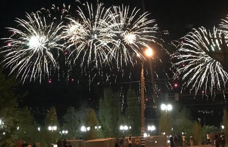 "Цветы" в небе: в Самаре прогремел праздничный салют в честь Дня Победы