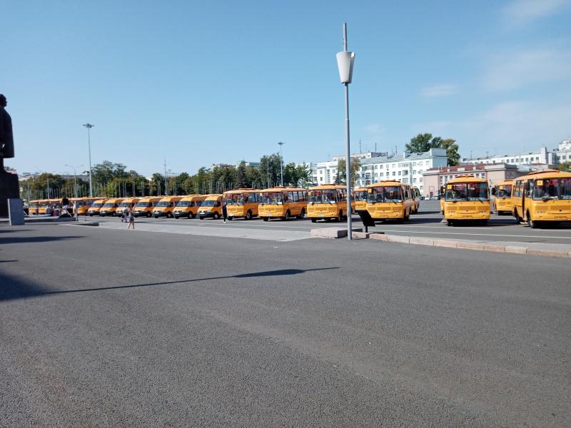 Дмитрий Азаров вручил 69 автобусов школам Самарской области