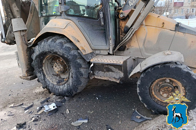 В Тольятти экскаватор проехал на красный и врезался в "Гранту"