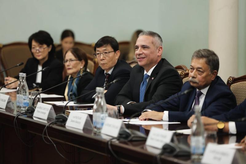 Потенциал сотрудничества: в Самаре Вячеслав Федорищев встретился с представителями иностранных дипмиссий в РФ