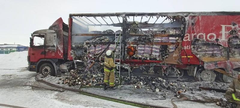 В Самарской области на ходу загорелась фура с туалетной бумагой