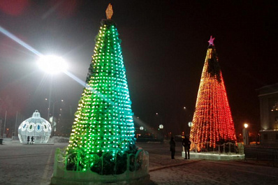 Елки на площади Куйбышева в Самаре украсили медиагирляндами