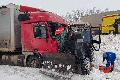 В Самарской области на трассе столкнулись грузовик и трактор