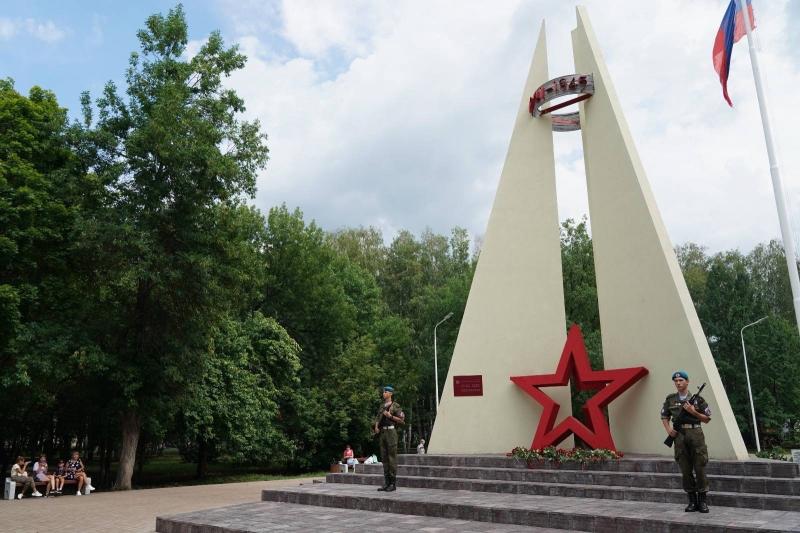 Дмитрий Азаров проверил благоустройство сквера Победы в Отрадном 