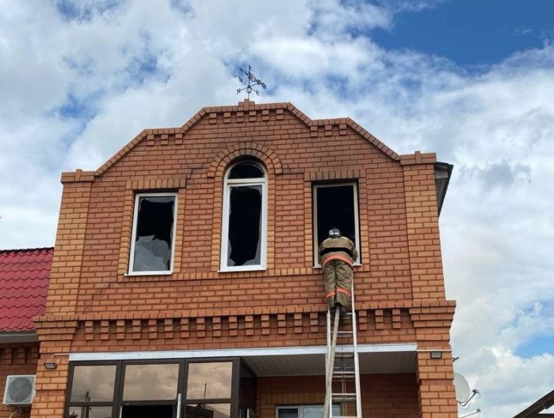 В Кинель-Черкасском районе 3 июля коттедж горел на 200 "квадратах"