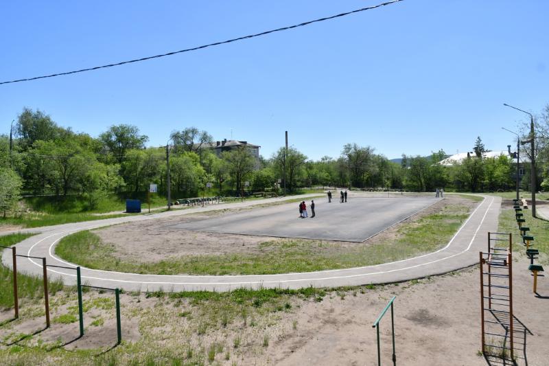 Завлекают в спорт: в Прибрежном строят универсальную площадку