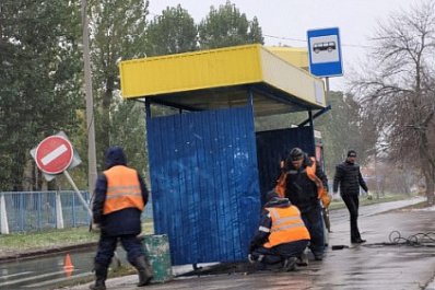В Тольятти сильным ветром снесло остановку