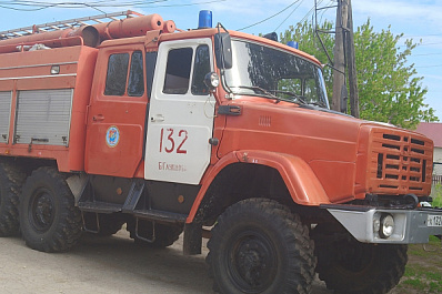 В Самарской области трое пожарных потушили горящее строение