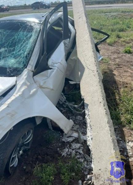 В Тольятти иномарку придавило столбом после аварии