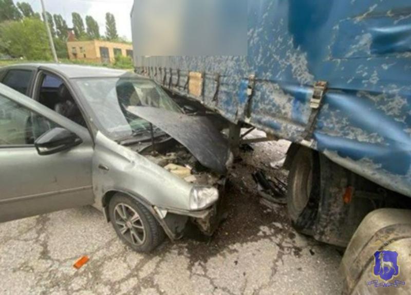 В Самарской области после столкновения "Киа" с грузовиком пострадали водитель и 3 женщины
