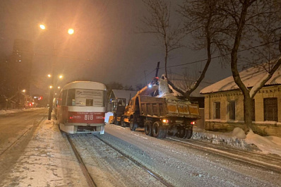 В историческом центре Самары снег убирали "Золотые ручки"