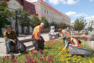 В Самаре на Ленинградской привели в порядок клумбы и газоны