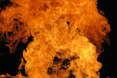 В Самаре 11 сентября жилой двор окутал черный дым от горящего мусора