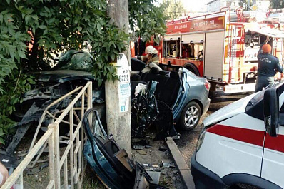 Появились фото жуткого ДТП в Тольятти с Маздой и столбом