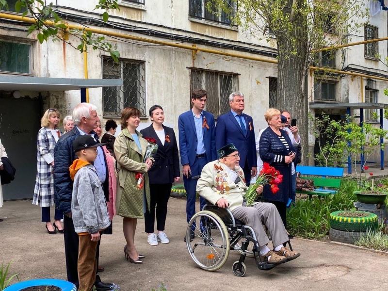 "Парад у дома ветерана" прошел в Куйбышевском районе Самары