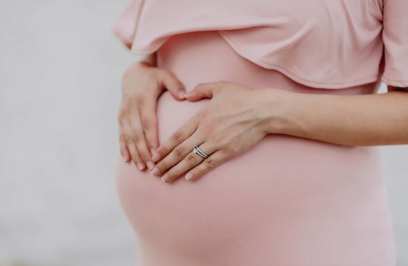 Врач назвала четыре фактора, влияющие на репродуктивное здоровье женщин