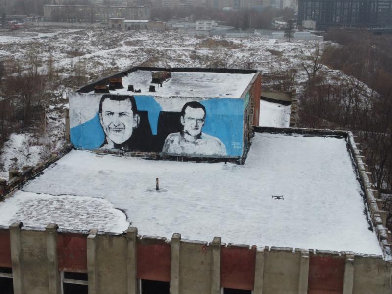 В Самаре художник создал портрет футболиста Дениса Ковбы площадью 65 кв. м