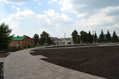 В сквере в Камышле завершены работы по устройству дорожек и тротуаров 