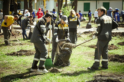 Волонтеры навели порядок в сквере Скорбящей матери и у памятной плиты в Куйбышевском районе Самары