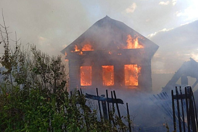 В Октябрьске загорелся заброшенный дом