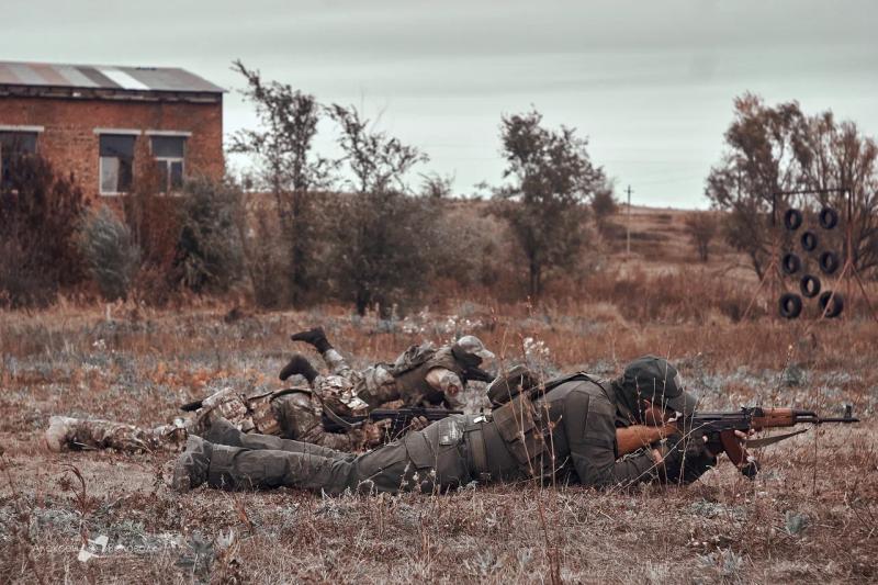 Участник "Школы героев" Максим Баранович готовит бойцов для фронта