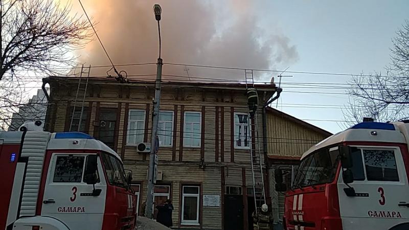 На улице Самарской пожарные борются с огнём в жилом доме