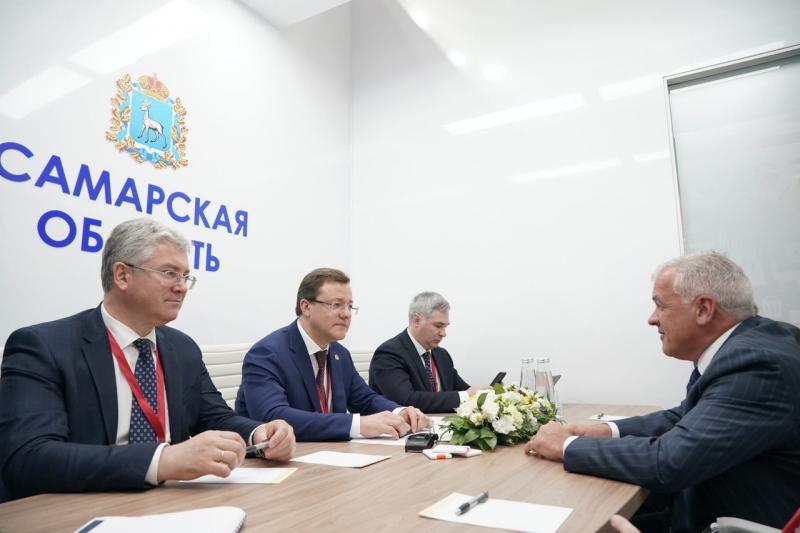 Губернатор Дмитрий Азаров обсудил инвестиционные планы ArconicCorporation в Самарской области с руководством компании