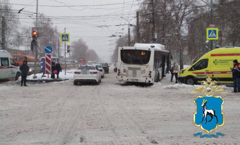 В Тольятти пассажирский автобус врезался в столб