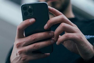 "Помощь" с банковским приложением от незнакомца обошлась тольяттинцу в 8 тыс. рублей