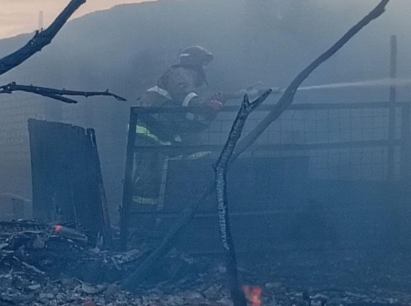 В Большой Глушице сгорело 100 "квадратов" сараев